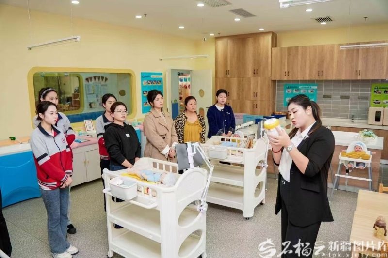近日,在伊宁市聚盛职业技能培训学校组织的育婴员培训中,学员借助仿真娃娃进行实操训练。伊宁市聚盛职业技能培训学校供图