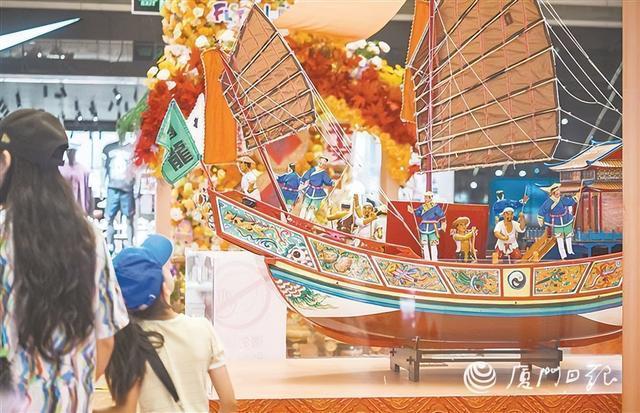 厦门海峡世茂广场中庭的王船展。