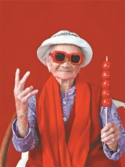 网友“培根小姐” 给养老院老人拍的新年照