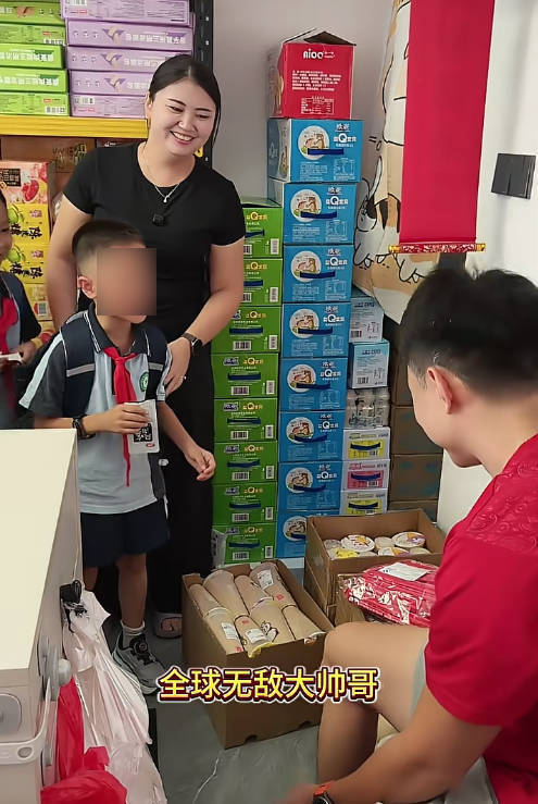 肥娟夫妻请小学生喝奶茶 来自受访者视频截图.jpg