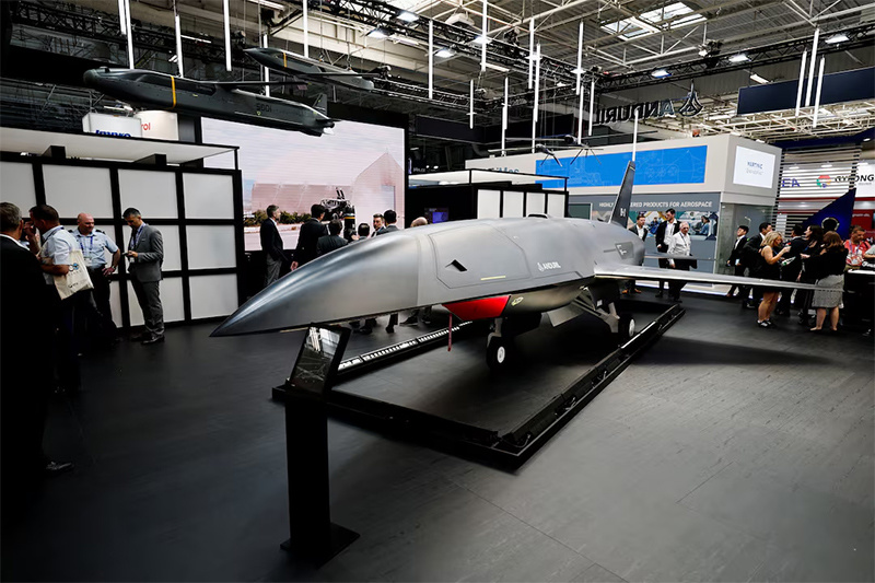 2025年6月17日,一架安杜里尔工业公司自主飞行器 (AAV) 在第55届巴黎航展上展出。