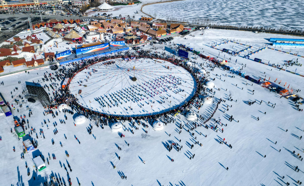 2026年1月8日，人们在吉林省松原市参加吉林&middot;查干湖第24届冰雪渔猎文化旅游节开幕式。当日，八方游客齐聚冰封湖面，在银装素裹间和欢声笑语中共同邂逅一场集渔猎文化、冰雪运动、民俗体验于一体的冬日盛宴，见证着“冷资源”向“热经济”的精彩蝶变。