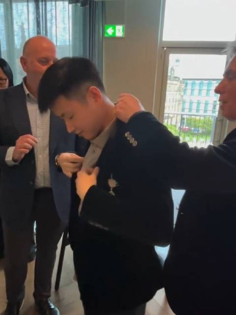 昨天的世界冠军晚宴，赵心童穿上属于他的外套！