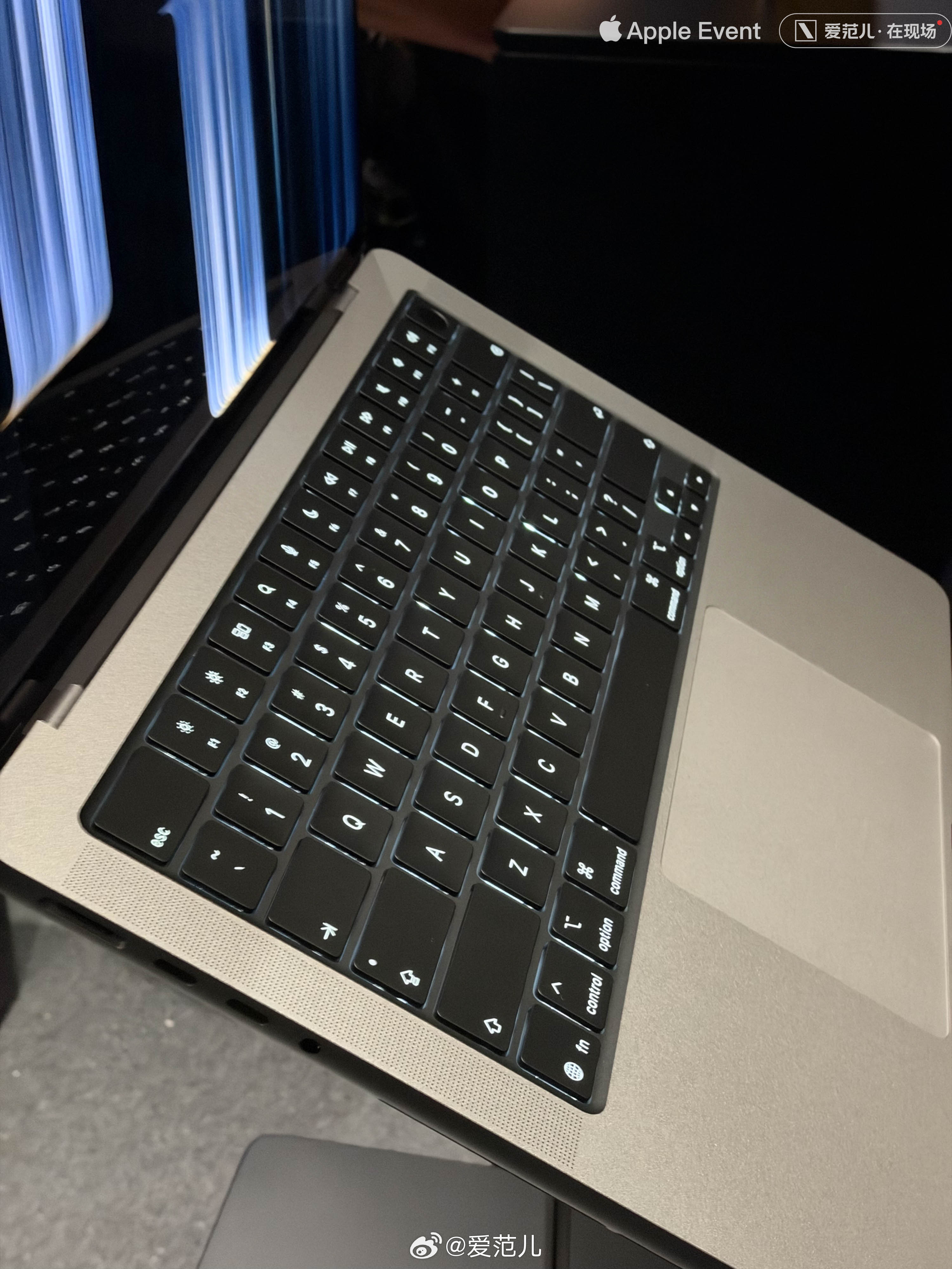 #爱范儿在现场#|【见证历史!触屏版 MacBook 正式亮相】 #