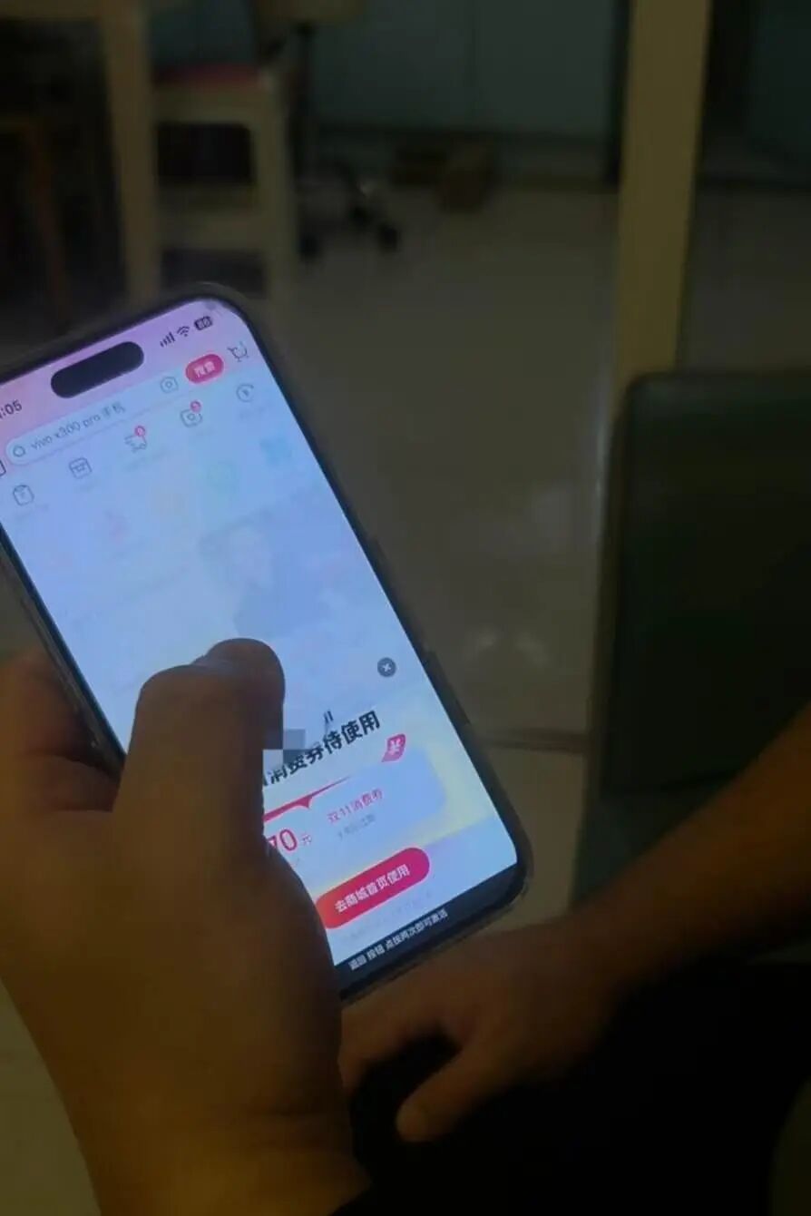 △陈师傅表示一些弹窗关闭较难,如果不关闭,又无法继续使用。图/史继超摄