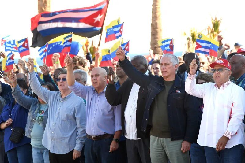 1月3日,在古巴首都哈瓦那,古共中央第一书记、古巴国家主席迪亚斯-卡内尔(前排右二)出席集会活动谴责美国军事入侵委内瑞拉。古巴各界民众3日在美国驻古巴大使馆前的反帝广场举行集会,强烈谴责美国对委内瑞拉发动军事入侵 图:新华社