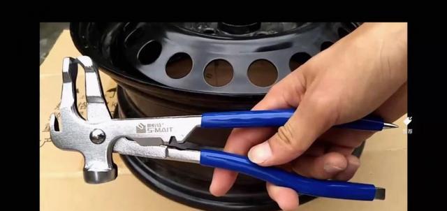 李书福说轿车轻载后刹刹不住，不管轮胎抓地力多好，因为一踩后刹车车身前倾，后轮附着力骤降刹不牢，需要后备箱加百公斤配重才能刹稳-有驾