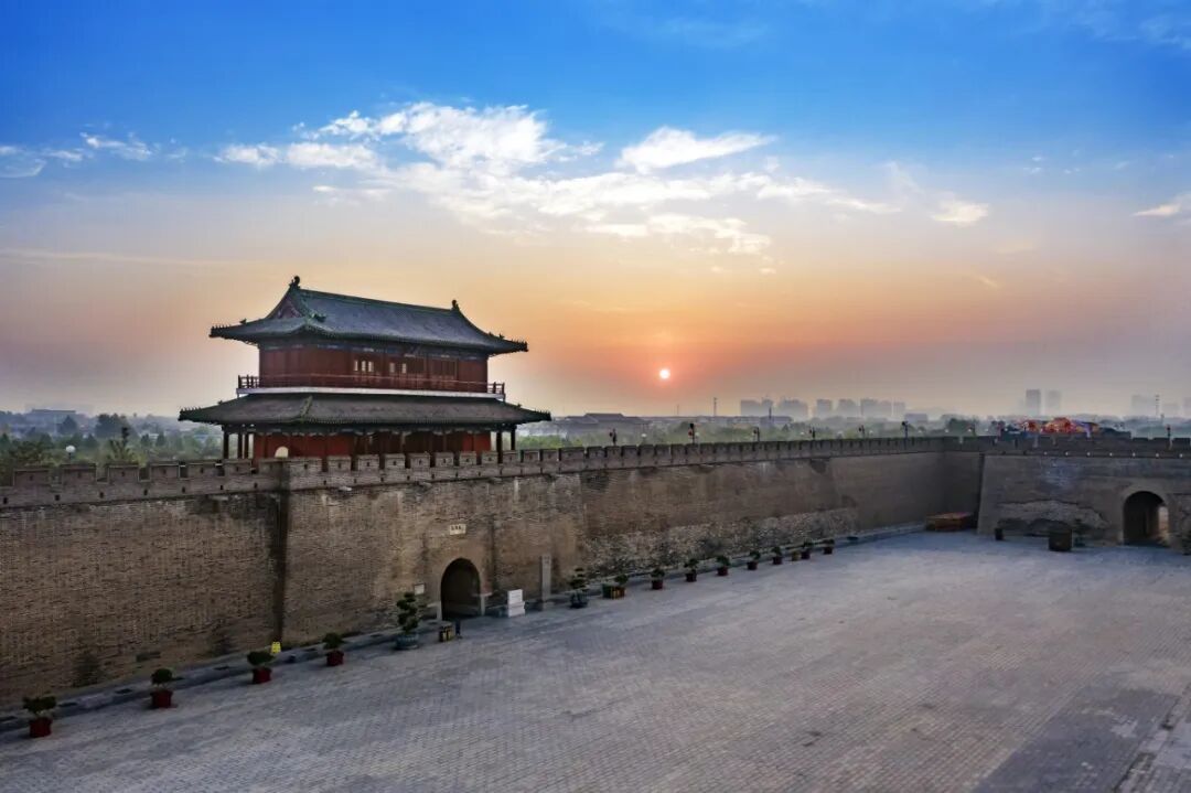 摄图网_501682055_石家庄正定古城南门日出_(企业商用).jpg