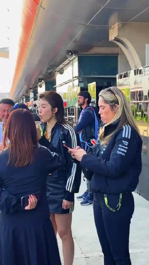 吴艳妮美出新高度线上配资平台官网，自信又大方线上配资平台官网，为F1中国赛颁奖站上更高舞台