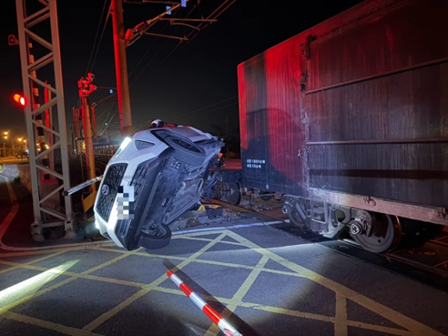 台湾苗栗县11日晚间发生火车碰撞汽车事故。图源：台湾联合新闻网