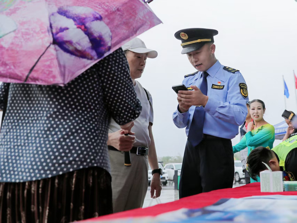 执法人员为旅客提供服务。受访者供图