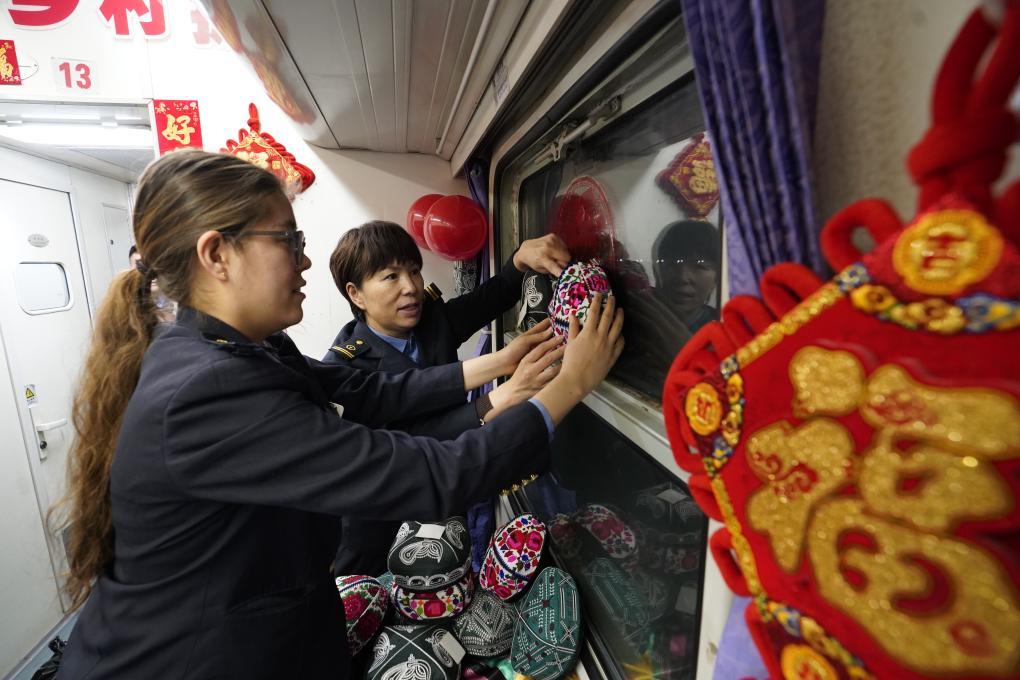南疆“慢火车”列车工作人员正在布置列车“巴扎”。新华社记者白志强摄