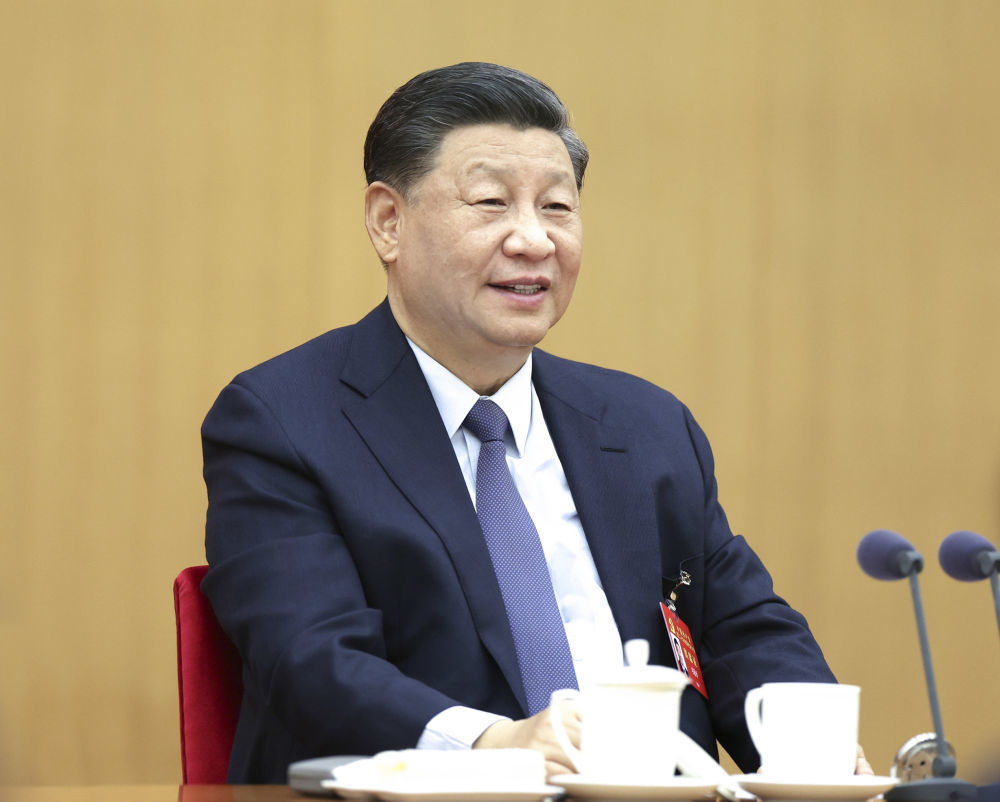 2022年10月17日，习近平同志参加党的二十大广西代表团讨论。新华社记者 鞠鹏 摄