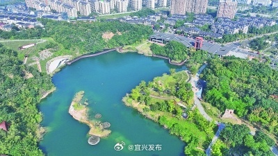 【秋瞰黄龙】金秋时节，从空中俯瞰丁蜀镇黄龙山矿址公园，矿坑碧潭与葱茏