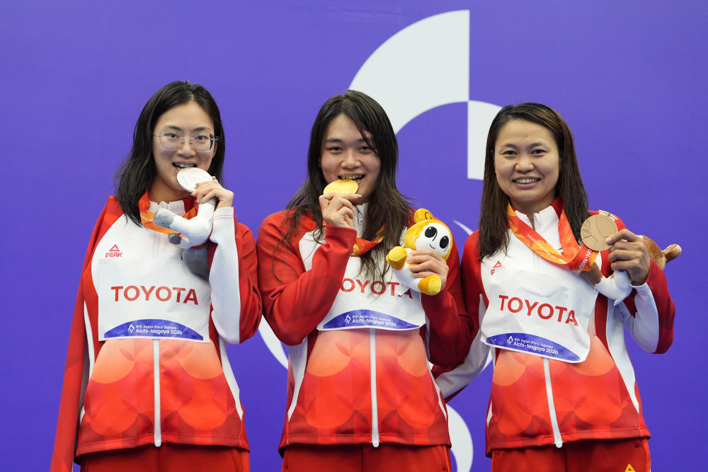 10月19日,来自中国的亚军朱慧、冠军郑婷婷、季军鲁韦元(由左至右)在女子400米自由泳S8级颁奖仪式上。新华社记者 才扬 摄