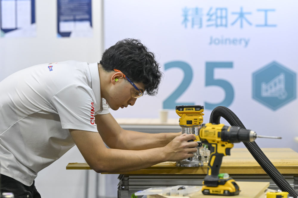 9月23日,选手参加精细木工项目比赛。新华社记者 陈浩明 摄