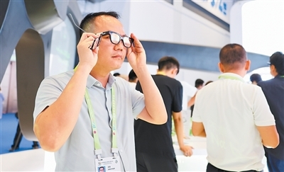 观众在第六届消博会科技消费展区体验乐奇AI眼镜。本报记者 蒋雨师摄