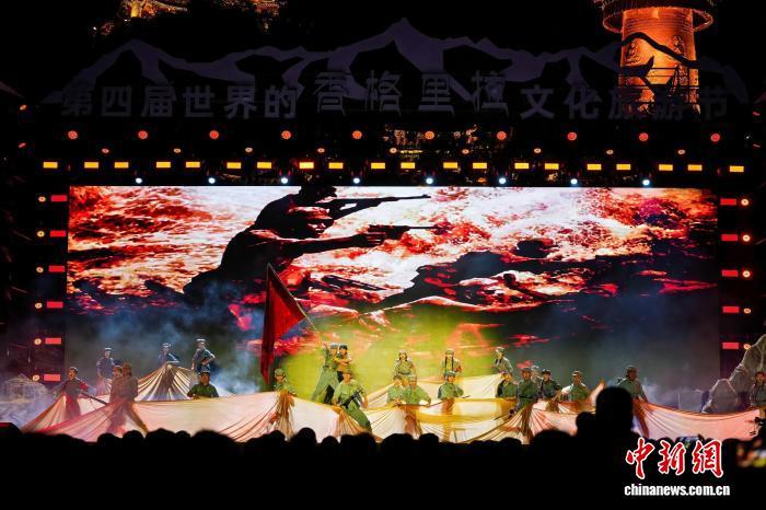 8月20日晚,民族歌舞史诗《兴盛番族》在香格里拉市首演,重现红军长征情景。徐俊 摄