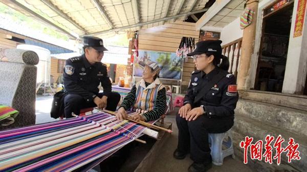 独龙江边境派出所民警在辖区独龙族群众家走访。中青报&middot;中青网记者 何春中/摄