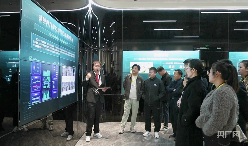 王占鑫向参观者讲解大数据的应用场景（央广网记者 贾海元 摄）