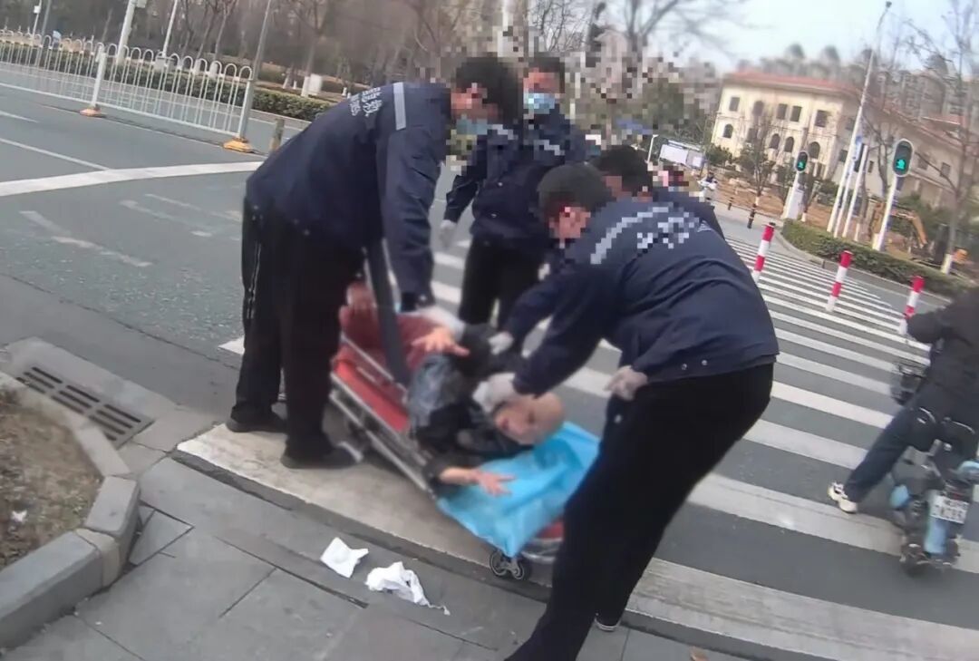 母亲从“车祸”现场被送往医院检查