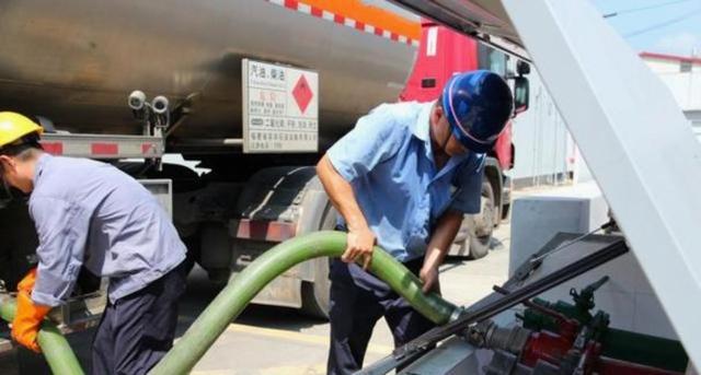 我和闺蜜去加油站想加92号油却被告知没有了,转而要95号也没货,正纳闷时油罐车一来两种油就都有了,原来油罐车内部分仓独立不会混装-有驾