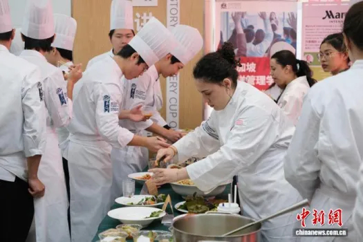 2025年12月31日，“马到成功”生肖文化主题宴暨“世界年味”美食文化交流品鉴活动在浙江旅游职业学院举行。来自俄罗斯、阿塞拜疆等国家的留学生参与活动。中新社记者 曹丹 摄