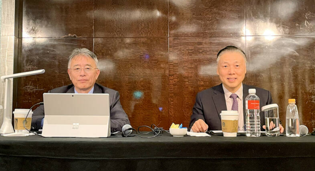 日月光科技控股有限公司首席财务官董建华（左）和首席运营官吴天（右）