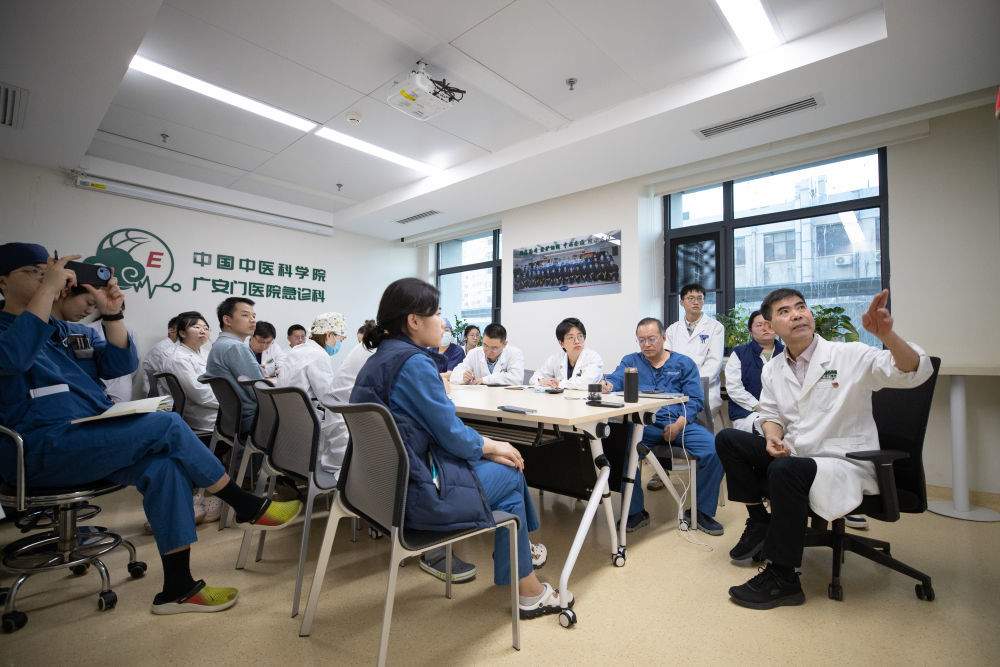 2月5日17时许，急诊科资深主任齐文升（右一）在科内讲授经方。