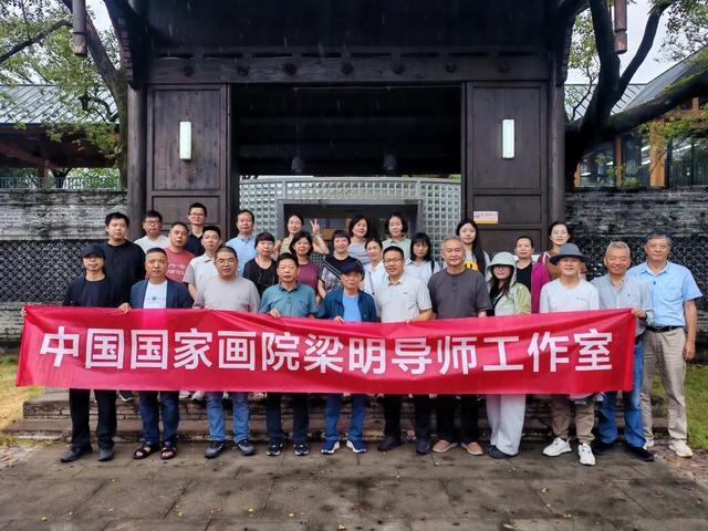 梁明工作室师生在韶关写生。杨冠男 摄