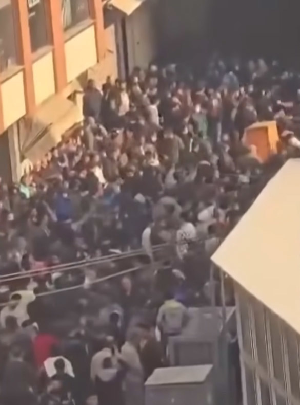 伊朗首都德黑兰的示威人群 视频截图