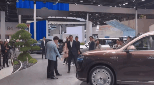 比亚迪王传福打卡问界展台！余承东亲自讲解全新一代M9：曾称让所有中国厂商都追不上