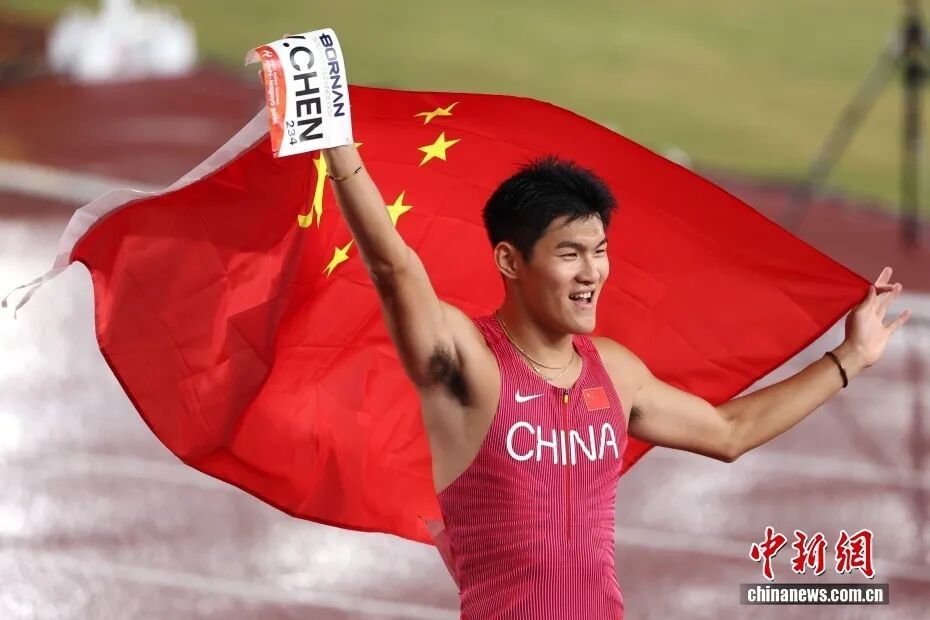 当地时间9月27日,在2026爱知·名古屋亚运会田径男子110米栏决赛中,中国选手陈圆将以13秒15摘得金牌。中新社记者 富田 摄