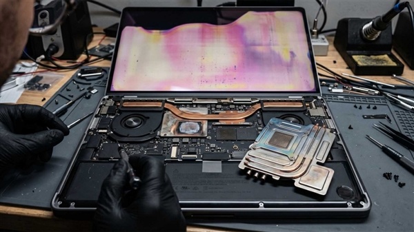 苹果MacBook Pro屏幕变色:因极限负载下芯片温度突破100℃