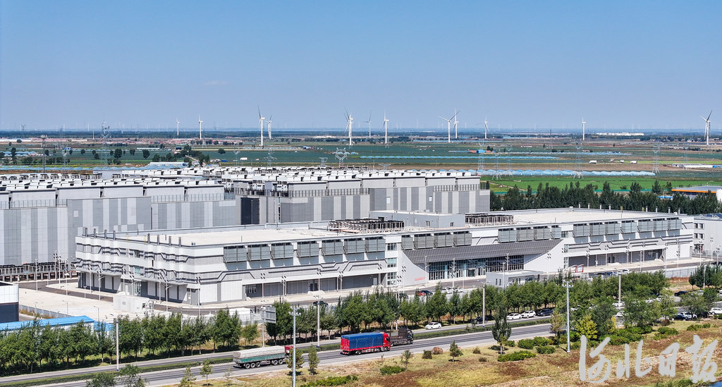 9月16日拍摄的张北榕泰云计算数据中心外景。 河北日报记者 耿辉摄