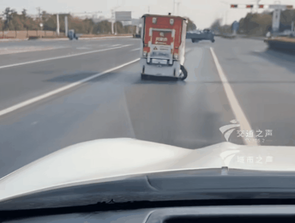 无人快递车送货名场面笑喷网友：烂路起飞、轮胎没了照跑不误