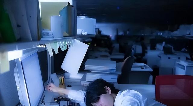 日本社会近况：年青东谈主活像丧尸，老年东谈主喝酒等死，中年东谈主被逼自尽