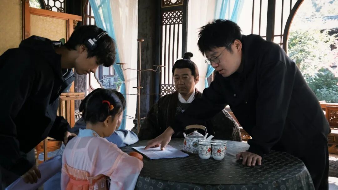 &middot;张帅鹏（右一）在视频拍摄现场。