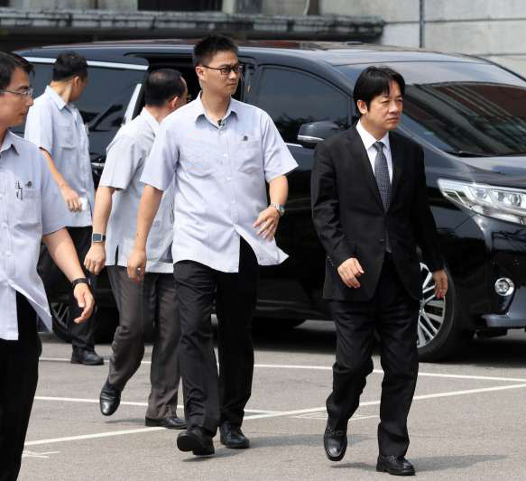 图注：赖清德近身护卫日前趁其看球之机，偷走球员及美女啦啦队签名球。