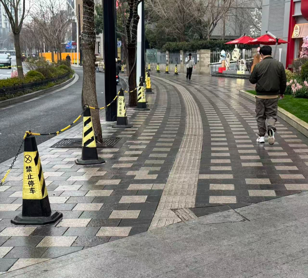 3月17日，石门一路另一侧的石料材质盲道。