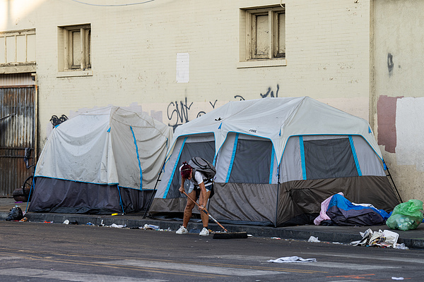 美国加州,洛杉矶市中心的无家可归者帐篷 视觉中国