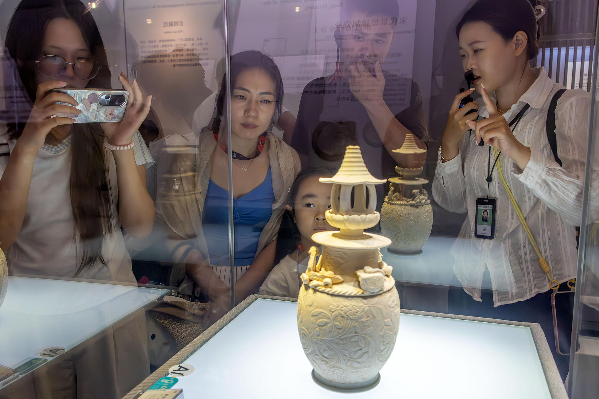 游客在景德镇中国陶瓷博物馆参观游览