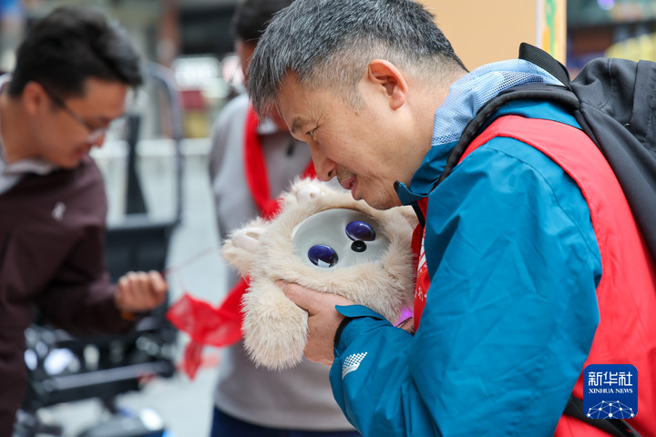 2026年1月21日，在深圳市罗湖区的银发消费品牌体验展区，观众与陪伴机器人对话。 新华社记者 梁旭 摄