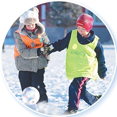 “雪假”期间，内蒙古呼伦贝尔额尔古纳市学生参加雪地足球活动。　　王 正摄