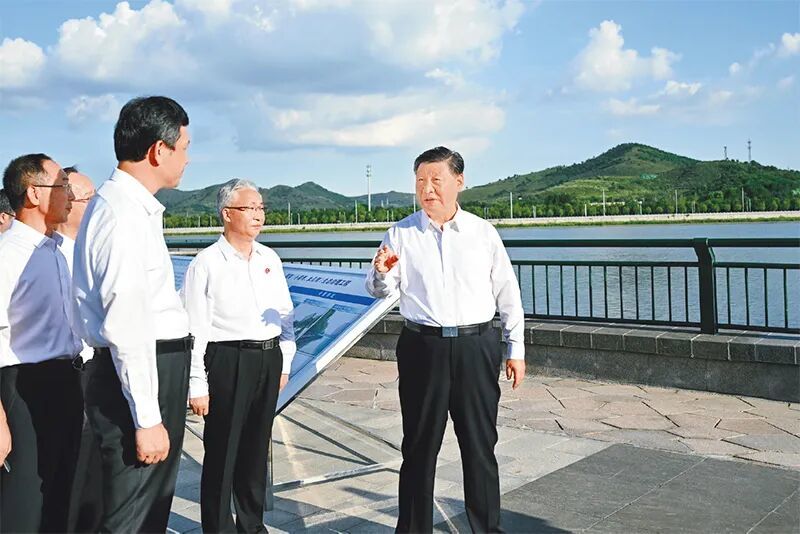2022年8月16日至17日,中共中央总书记、国家主席、中央军委主席习近平在辽宁考察。这是16日下午,习近平在锦州市考察小凌河和女儿河环境综合整治情况,听取辽宁省防汛工作情况汇报,并就做好防汛工作、提高灾害防御能力作出重要指示。 新华社记者 燕雁/摄