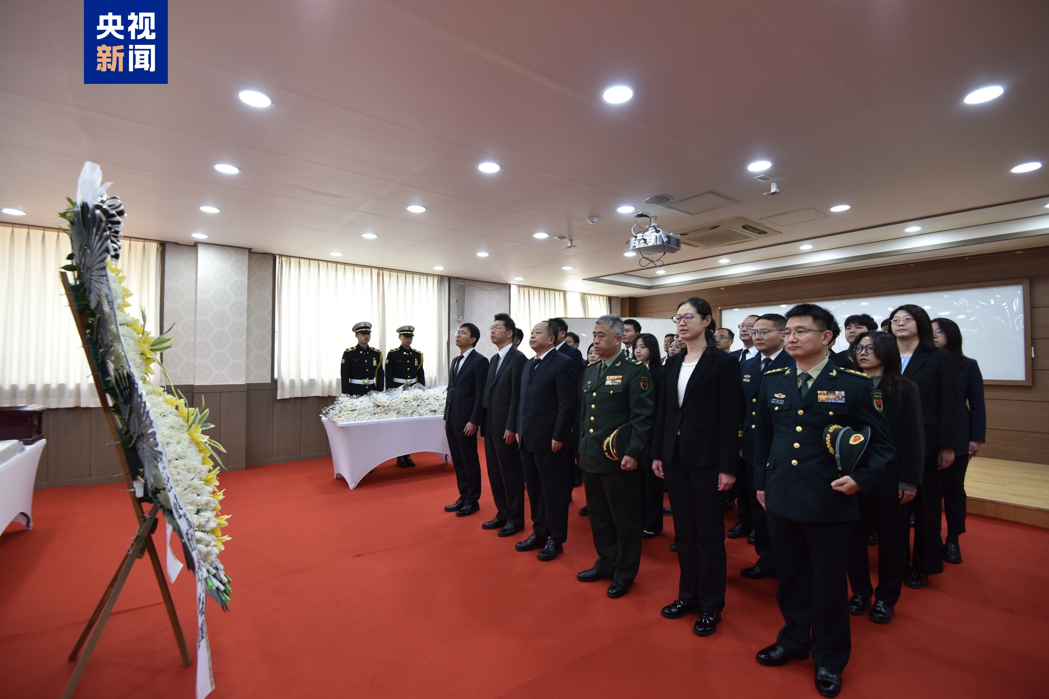 △4月21日上午,中韩双方在韩国仁川共同举行了第十三批志愿军烈士遗骸装殓仪式。