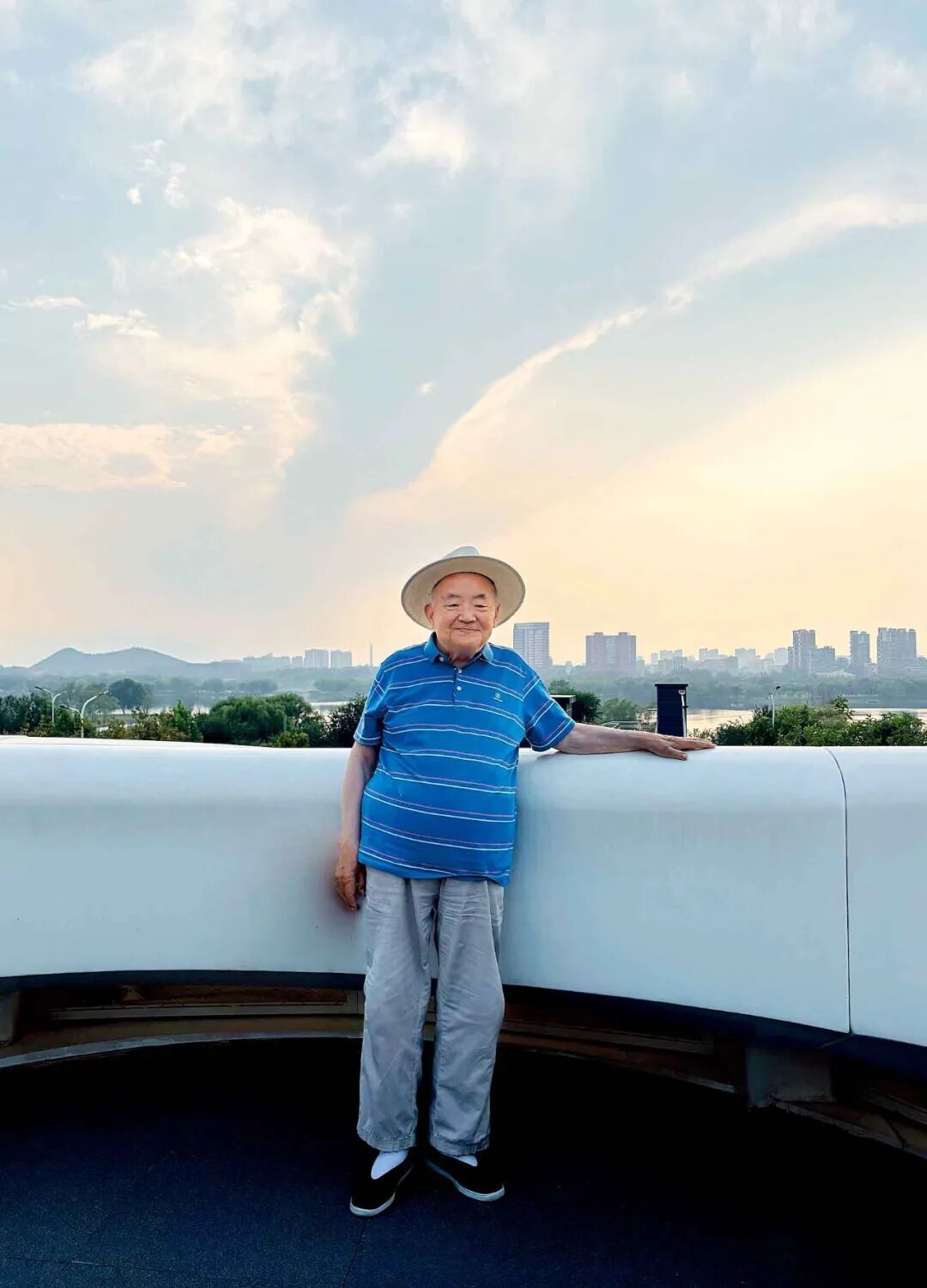 钱理群步下轮椅,在泰康燕园观景台前留影。他说,自己现在是沉浸在周遭世界之中,又出入于天地之间。摄影/黄卫