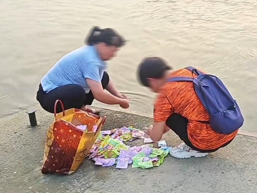 网络视频记录,有人向水中放生鱼豆腐。