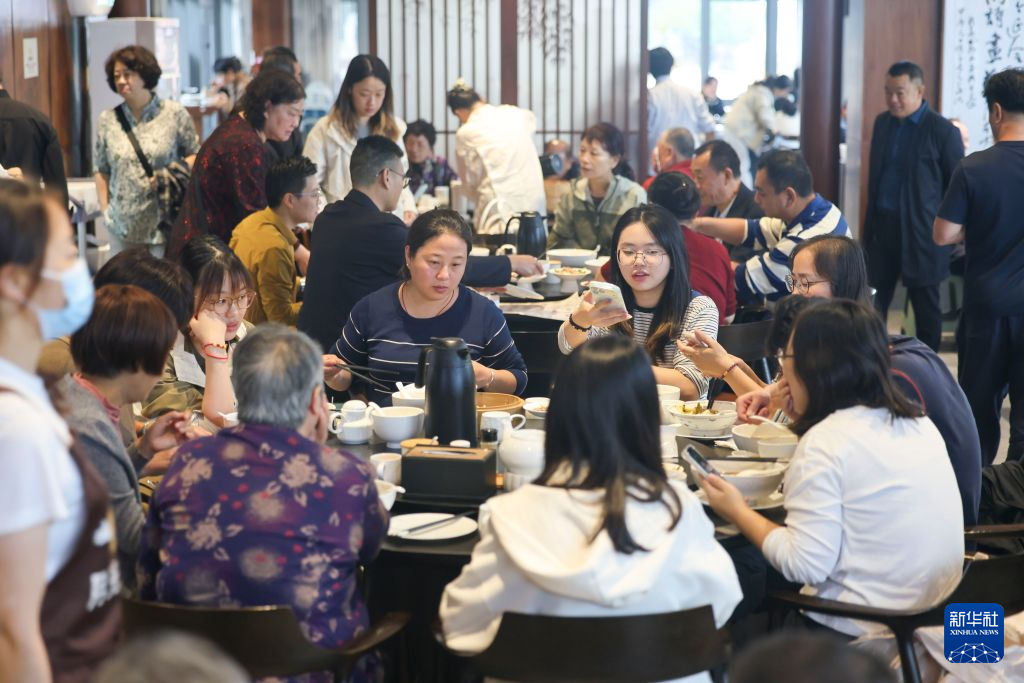 10月4日,人们在江苏泰兴一家餐馆品尝早茶。新华社发(顾继红摄)