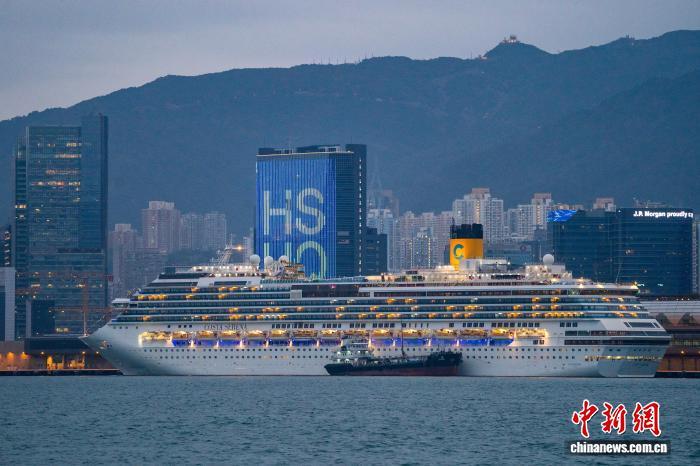 2025年3月9日，“歌诗达莎伦娜”(Costa　Serena)号邮轮停泊于香港启德邮轮码头。　中新社记者 侯宇 摄